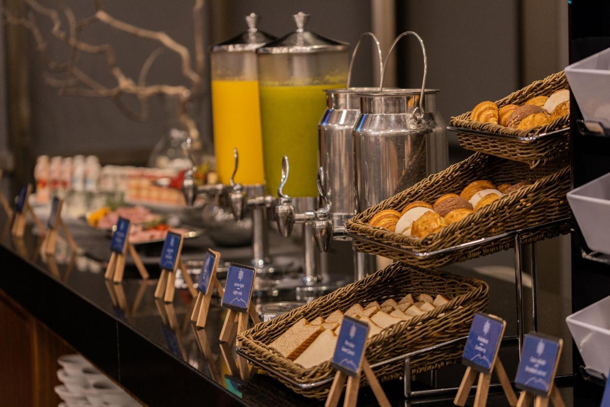 Camino Real Fashion Drive Monterrey Hotel San Pedro Garza Garcia Exterior photo A buffet at a hotel