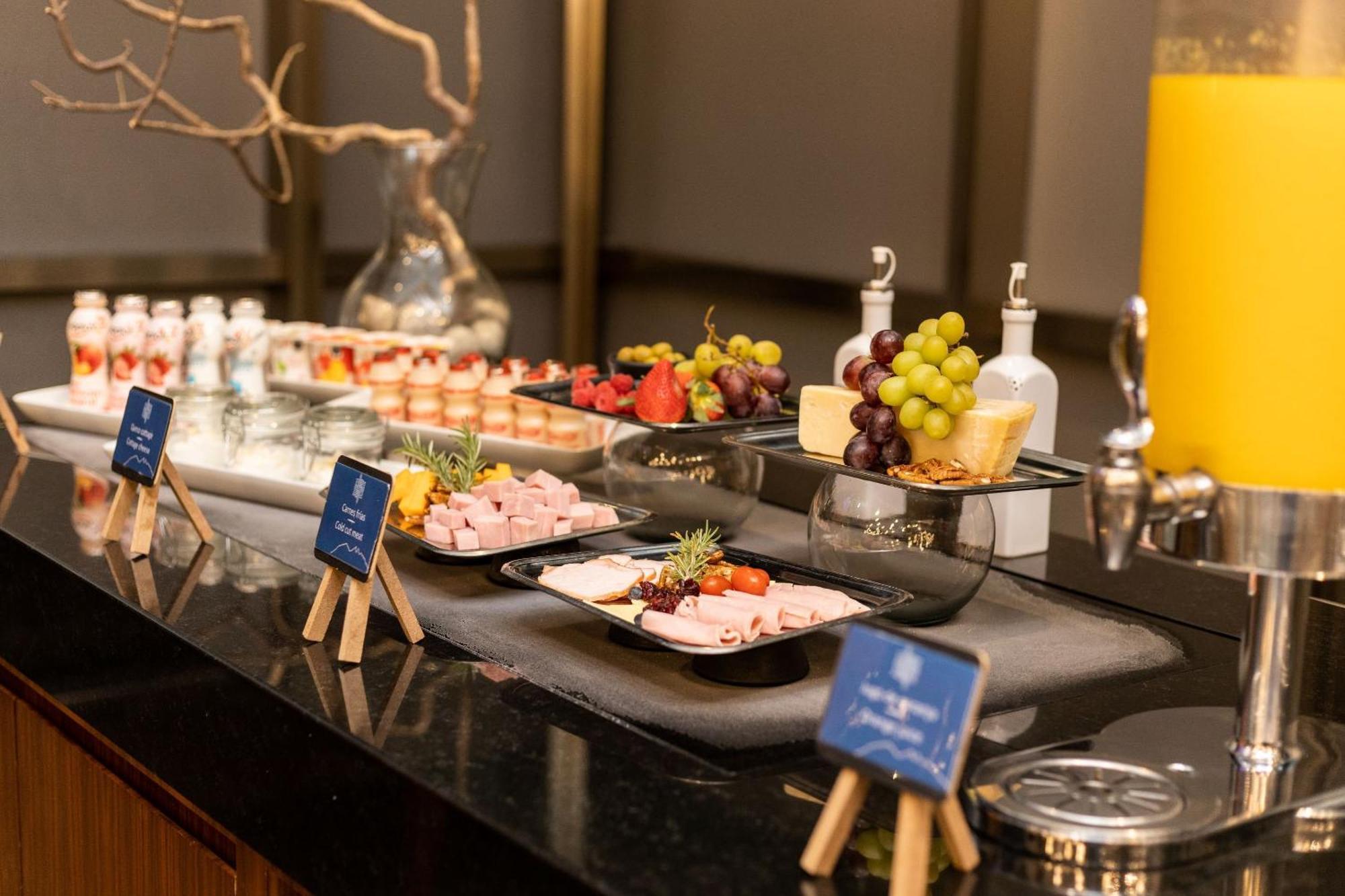 Camino Real Fashion Drive Monterrey Hotel San Pedro Garza Garcia Exterior photo A buffet at a hotel