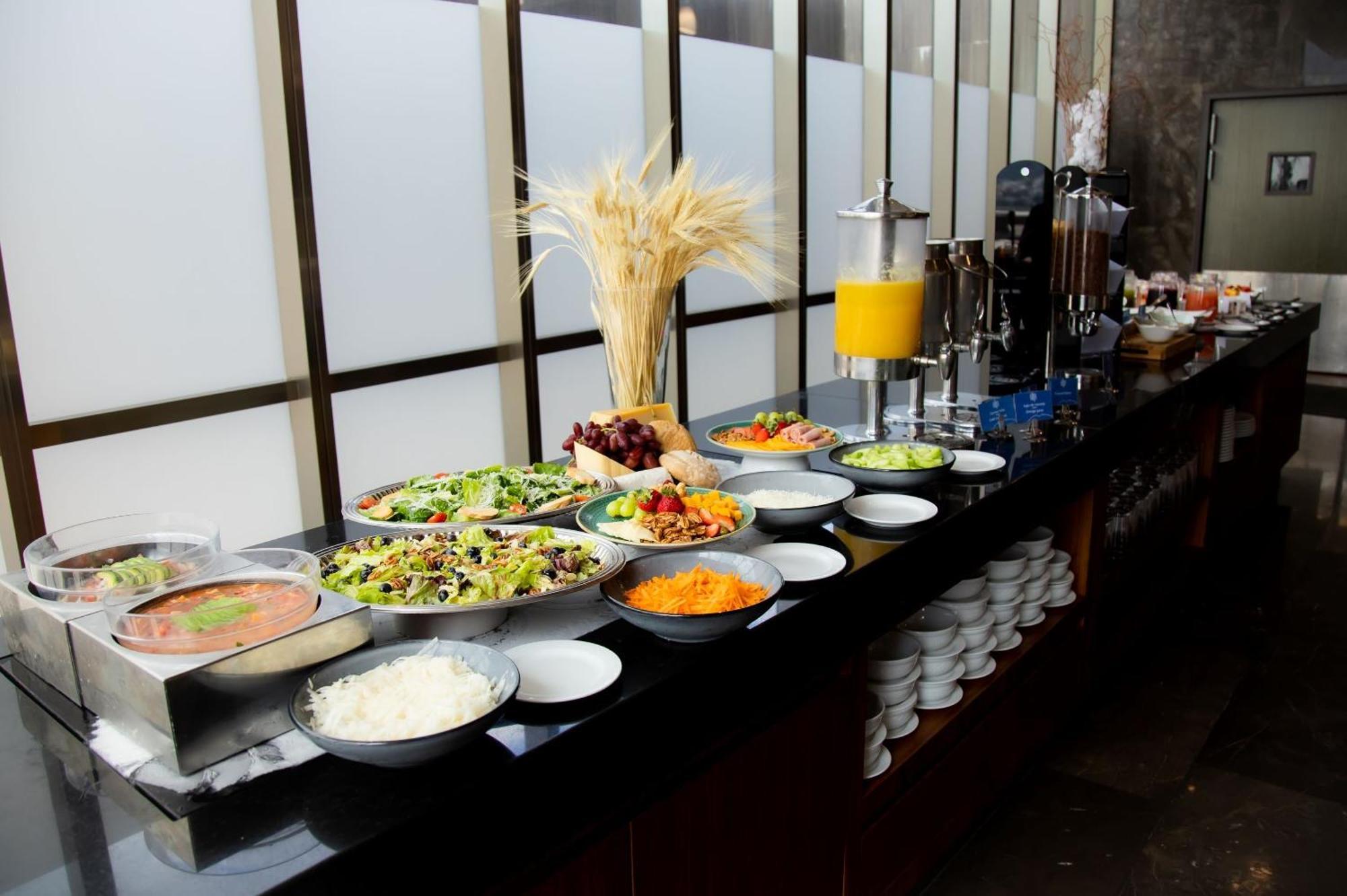 Camino Real Fashion Drive Monterrey Hotel San Pedro Garza Garcia Exterior photo A buffet at a hotel