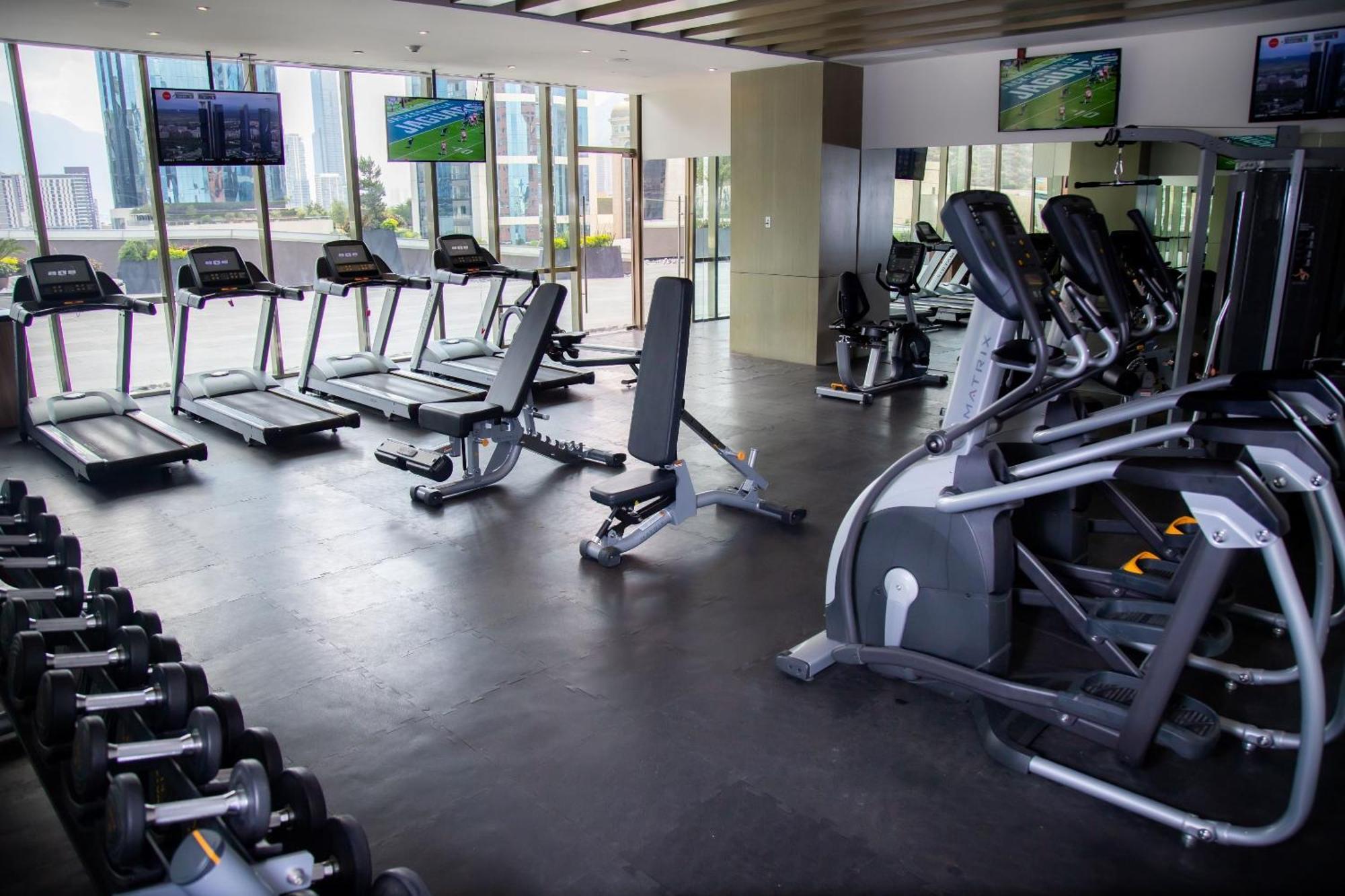 Camino Real Fashion Drive Monterrey Hotel San Pedro Garza Garcia Exterior photo A gym in a hotel