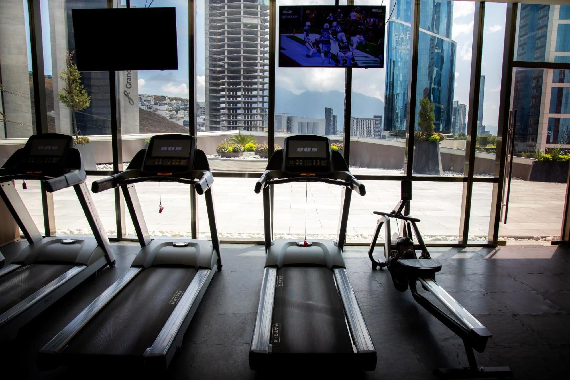 Camino Real Fashion Drive Monterrey Hotel San Pedro Garza Garcia Exterior photo Treadmills in a gym